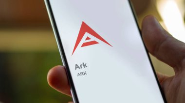 20 Nisan 2024, Şangay, Çin. Değiş tokuş ekranında Ark 'ın logosuna yaklaş. Ark fiyat hisseleri, bir cihaz için ARK $.