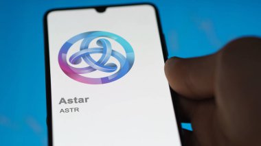 20 Nisan 2024, Şangay, Çin. Değiş tokuş ekranındaki bir yıldızın logosuna yaklaş. Yıldız fiyatları hisse senetleri, bir cihaza ASTR $.