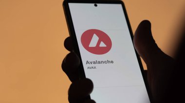 20 Nisan 2024, Şangay, Çin. Değiş tokuş ekranındaki çığ logosuna (AVAX) yaklaş. Çığ fiyatı hisseleri, bir cihaza AVAX $.