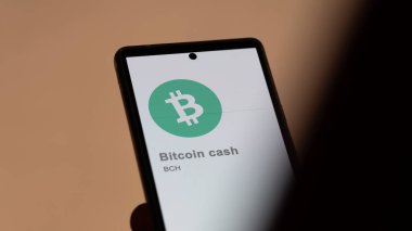 20 Nisan 2024, Şangay, Çin. Değiş tokuş ekranında Bitcoin parasının logosuna yaklaş. Bitcoin hisse senetleri, bir cihazda $BCH.