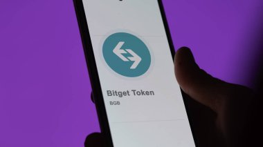 20 Nisan 2024, Şangay, Çin. Değişim ekranındaki Bitget Token logosuna yaklaş. (BGB) Bitget Token hisse senetleri, cihaza BGB $.