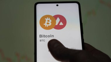 20 Nisan 2024, Şangay, Çin. Değiş tokuş ekranında (BTC) Bitcoin logosuna yaklaş. (BTC) Bitcoin fiyat hisseleri, bir aygıt üzerinde BTC $.