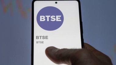 20 Nisan 2024, Şangay, Çin. Değiş tokuş ekranındaki BTSE logosuna yaklaş. (BTSE) BTSE fiyat hisseleri, bir aygıt üzerinde $BTSE.