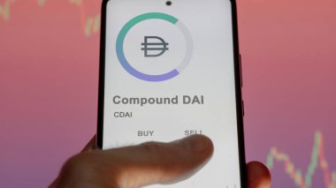 20 Nisan 2024, Şangay, Çin. Bir takas ekranındaki DAI bileşik logosunu kapat (CDAI). (CDAI) Bileşik DAI hisse senetleri, cihaza $CDAI.