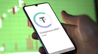 20 Nisan 2024, Şangay, Çin. Takas ekranındaki USDT bileşiğinin logosuna yaklaş. (CUSDT) Bileşik USDT fiyat hisseleri, bir aygıt üzerinde $CUSDT.