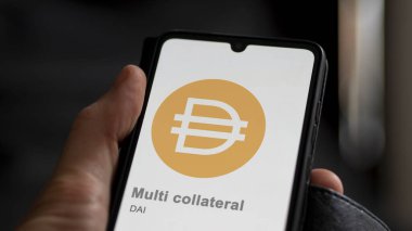 20 Nisan 2024, Şangay, Çin. Değiş tokuş ekranındaki çoklu teminat (DAI) logosunu kapat. (DAI) Çoklu teminat fiyat hisseleri, bir aygıt üzerinde DAI $.