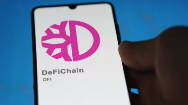 20 Nisan 2024, Şangay, Çin. Değiş tokuş ekranındaki DeFiChain logosunu kapat. (DFI) DefiChain hisse senetleri, bir cihazda DFI $.