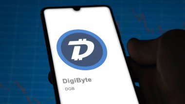 20 Nisan 2024, Şangay, Çin. Bir değiş tokuş ekranındaki DigiByte logosuna yaklaş. (DGB) DigiByte hisse senetleri, bir cihaza DGB $.