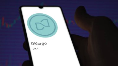 20 Nisan 2024, Şangay, Çin. Bir değiş tokuş ekranında dKargo (DKA) logosunu kapat. (DKA) dKargo fiyat hisseleri, bir aygıt üzerinde $DKA.