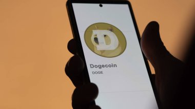 20 Nisan 2024, Şangay, Çin. Bir takas ekranındaki (DOGE) dogecoin logosuna yaklaş. (DOGE) Dogecoin fiyat hisseleri, bir aygıt üzerinde DOGE $.