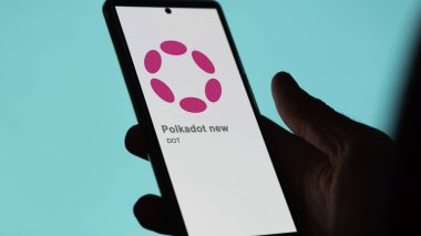 20 Nisan 2024, Şangay, Çin. Değiş tokuş ekranındaki yeni polkadot logosunu kapat. (DOT) Yeni fiyat stokları polkadot, bir cihaz üzerinde DOT $.