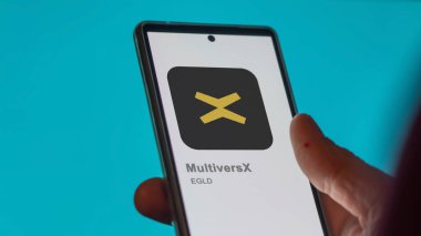 20 Nisan 2024, Şangay, Çin. Değiş tokuş ekranındaki MultiversX logosunu kapat. Çoklu versX hisse senedi, cihaza EGLD $.