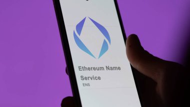 20 Nisan 2024, Şangay, Çin. Bir değiş tokuş ekranında Ethereum İsim Servisi 'nin logosuna yaklaş. Ethereum İsim Fiyat Hisseleri, Bir aygıt üzerinde ENS $.
