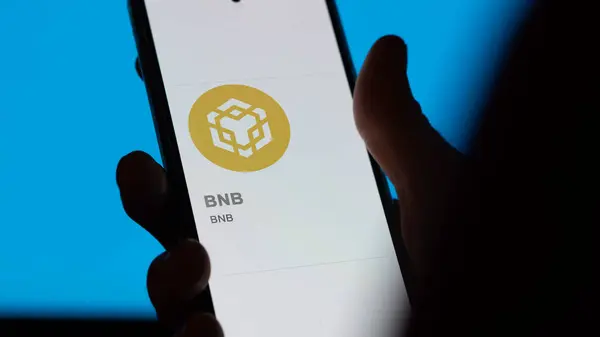 20 Nisan 2024, Şangay, Çin. Değiş tokuş ekranında BNB (BNB) logosunu kapat. (BNB) Fiyat hisseleri, cihaza BNB $.