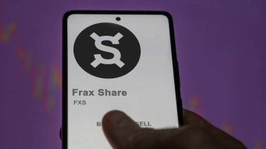 20 Nisan 2024, Şangay, Çin. Bir değiş tokuş ekranında Frax Share logosunu kapat. (FXS) Frax Hisse senetleri, bir aygıt üzerinde FXS $.