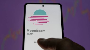 20 Nisan 2024, Şangay, Çin. Takas ekranındaki ay ışığının logosuna (GLMR) yaklaş. Ay ışığı fiyatları hisse senetleri, bir cihazda GLMR $.