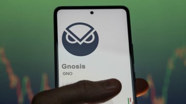 20 Nisan 2024, Şangay, Çin. Değiş tokuş ekranındaki Gnosis logosuna yaklaş. (GNO) Gnosis fiyat hisseleri, bir cihaza GNO $.