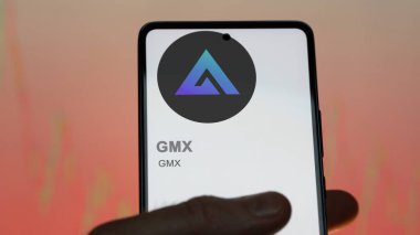 20 Nisan 2024, Şangay, Çin. Değiş tokuş ekranındaki GMX logosuna yaklaş. (GMX) GMX fiyat hisseleri, bir aygıt üzerinde $GMX.