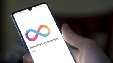 20 Nisan 2024, Şangay, Çin. Değiş tokuş ekranındaki (ICP) internet bilgisayarının logosunu kapat. (ICP) İnternet bilgisayar fiyatları, bir aygıt için ICP $.