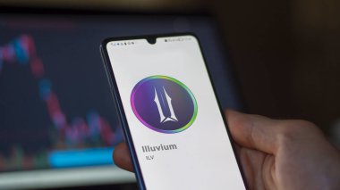 20 Nisan 2024, Şangay, Çin. Bir değiş tokuş ekranındaki Illuvium logosuna yaklaş. Illuvium fiyat hisseleri, bir aygıt için ILV $.