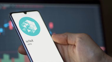 20 Nisan 2024, Şangay, Çin. Bir değiş tokuş ekranında (IOTX) IoTeX logosunu kapat. (IOTX) IoTeX fiyat hisseleri, IOTX $bir aygıt üzerinde.