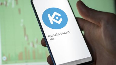 20 Nisan 2024, Şangay, Çin. Bir takas ekranındaki (KCS) kucoin simgesi logosuna yaklaş. (KCS) kucoin fiyat hisseleri, bir aygıt üzerinde $KCS.