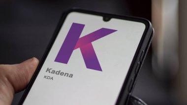 20 Nisan 2024, Şangay, Çin. Değiş tokuş ekranında Kadena 'nın logosunu kapat. Kadena hisse senetleri, bir cihazda KDA $.