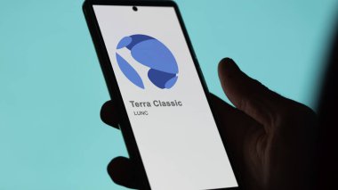 20 Nisan 2024, Şangay, Çin. Bir takas ekranında (LUNC) Terra Classic logosunu kapatın. (LUNC) Terra klasik fiyat hisseleri, bir cihaz üzerinde LUNC $.