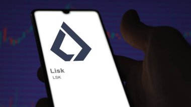 20 Nisan 2024, Şangay, Çin. Lisk 'in logosunu bir değiş tokuş ekranında kapat. Lisk fiyat hisseleri, bir aygıt için LSK $.