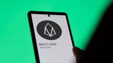 20 Nisan 2024, Şangay, Çin. Bir değiş tokuş ekranında (MEETONE) MEETON logosuna yaklaş. (MEETON) Bir fiyat hisse senedi, bir cihazda meeTone $.