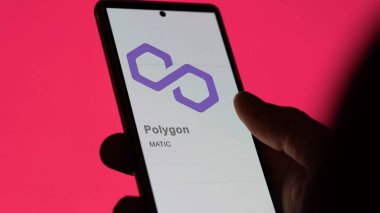 20 Nisan 2024, Şangay, Çin. Değişim ekranındaki çokgen (MATIC) logosuna yaklaş. Çokgen fiyat stokları, bir aygıt üzerinde $MATIC.