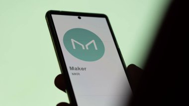 20 Nisan 2024, Şangay, Çin. Değiş tokuş ekranındaki (MKR) Yapıcı logosunu kapat. (MKR) Fiyat hisseleri, bir aygıt üzerinde $MKR.