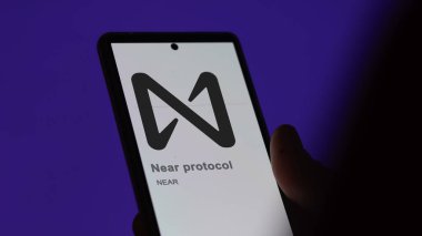 20 Nisan 2024, Şangay, Çin. Takas ekranındaki protokol yakınındaki logoyu kapat. Protokol fiyatlarına yakın, bir cihazın yanında..