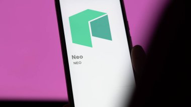 20 Nisan 2024, Şangay, Çin. Bir değiş tokuş ekranında (NEO) Neo logosuna yaklaş. (NEO) Neo fiyat hisseleri, bir cihaza $NEO.