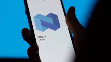 20 Nisan 2024, Şangay, Çin. Değiş tokuş ekranında Nexo 'nun logosuna yaklaş. Nexo hisse senetleri, bir cihazda NEXO $.