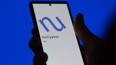20 Nisan 2024, Şangay, Çin. Değiş tokuş ekranındaki NuCypher logosuna yaklaş. (NU) NuCypher hisse senetleri, bir cihaza NU $.