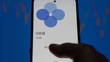 20 Nisan 2024, Şangay, Çin. Bir takas ekranında OKB (OKB) logosunu kapat. OKB hisse senetleri, bir aygıt için $OKB.