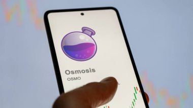 20 Nisan 2024, Şangay, Çin. Değiş tokuş ekranında OSMO Osmosis logosuna yaklaş. Osmosis hisse senetleri, bir cihaza OSMO $.