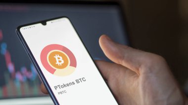 20 Nisan 2024, Şangay, Çin. Bir takas ekranında (PBTC) pTokens BTC logosunu kapatın. (PBTC) pTokens BTC fiyat hisseleri, bir aygıt üzerinde $PBTC.