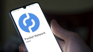 20 Nisan 2024, Şangay, Çin. Bir değiş tokuş ekranında Pocket Network logosunu kapat. Cep Ağı Fiyat Hisseleri, Bir aygıtın üzerinde $POKT.