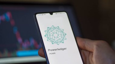 20 Nisan 2024, Şangay, Çin. Değiş tokuş ekranında PowerLedger 'ın logosuna yaklaş. PowerLedger hisse senetleri, bir cihaza POWR $.