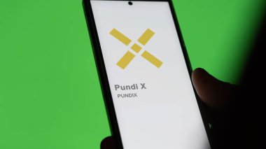 20 Nisan 2024, Şangay, Çin. Bir değiş tokuş ekranındaki Pundi X logosuna yaklaş. Pundi X hisse senetleri, cihazın üzerindeki PUNDIX $.