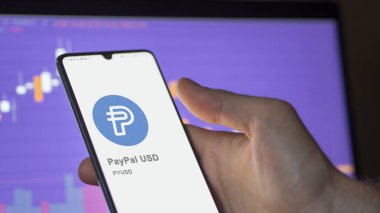 20 Nisan 2024, Şangay, Çin. Takas ekranında PayPal USD 'nin logosunu kapat. PayPal USD hisse senetleri, bir cihaza PYUSD $.