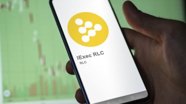 20 Nisan 2024, Şangay, Çin. Bir takas ekranında (RLC) iExec RLC 'nin logosunu kapat. iExec RLC fiyat hisseleri, bir aygıt üzerinde RLC $.