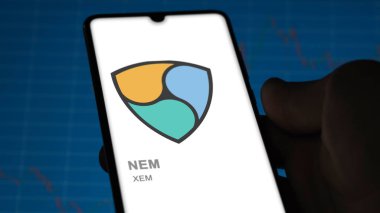 20 Nisan 2024, Şangay, Çin. Bir takas ekranında (XEM) NEM logosuna yaklaş. (XEM) NEM fiyat hisseleri, bir cihaza XEM $.