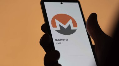 20 Nisan 2024, Şangay, Çin. Monero 'nun logosuna bir değiş tokuş ekranında yaklaş. Monero hisse senetleri, cihaza XMR dolar..