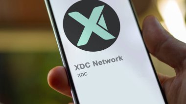 20 Nisan 2024, Şangay, Çin. Bir değiş tokuş ekranında XDC Ağı 'nın logosuna yaklaş. (XDC) XDC Ağ Fiyat Hisseleri, Bir aygıta $XDC.