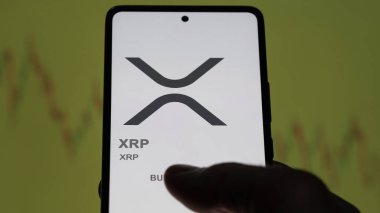 20 Nisan 2024, Şangay, Çin. Değiş tokuş ekranındaki XRP XRP logosunu kapat. (XRP) XRP fiyat hisseleri, bir aygıt üzerinde $XRP.