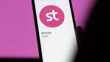 20 Nisan 2024, Şangay, Çin. Takas ekranında (STRD) Stride logosuna yaklaş. Adımlı fiyat hisseleri, bir cihaza STRD $.