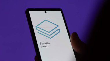 20 Nisan 2024, Şangay, Çin. Takas ekranındaki Stratis logosuna (STRAX) yaklaş. Stratis hisse senetleri, bir cihaza STRAX $.